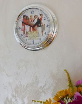 Zegar ścienny dla dziewczynki Disney 'High School Musical' H 521056 z kolekcji zegary ścienne dla dziewczynki. Zegary dla dziewczynki na ścianę. Zegary na ścianę dla dziecka w kolorze srebrnym. Zegar z Paris Hi (3).JPG